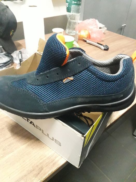 Продаю обувь робочую.