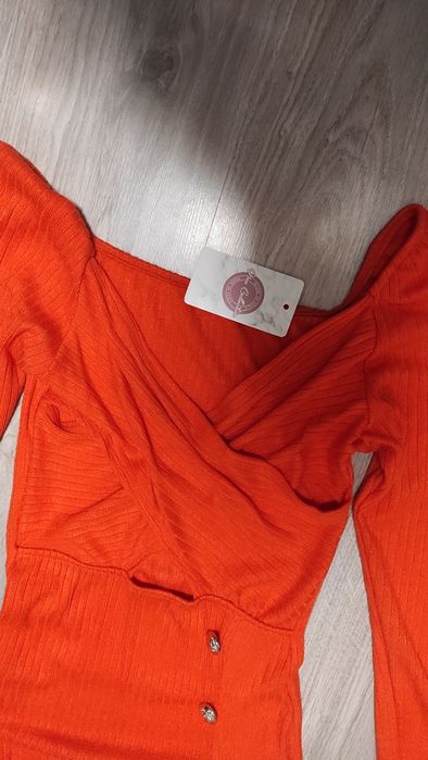 Damska sukienka prążkowana złote guziki wycięcia rozmiar 36/S