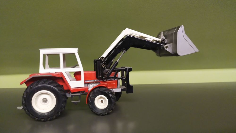 Siku traktor  z ładowaczem Massey Ferguson 1 32