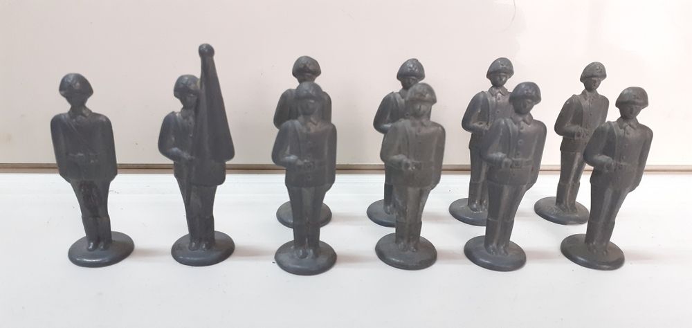 Солдатики металеві різні.