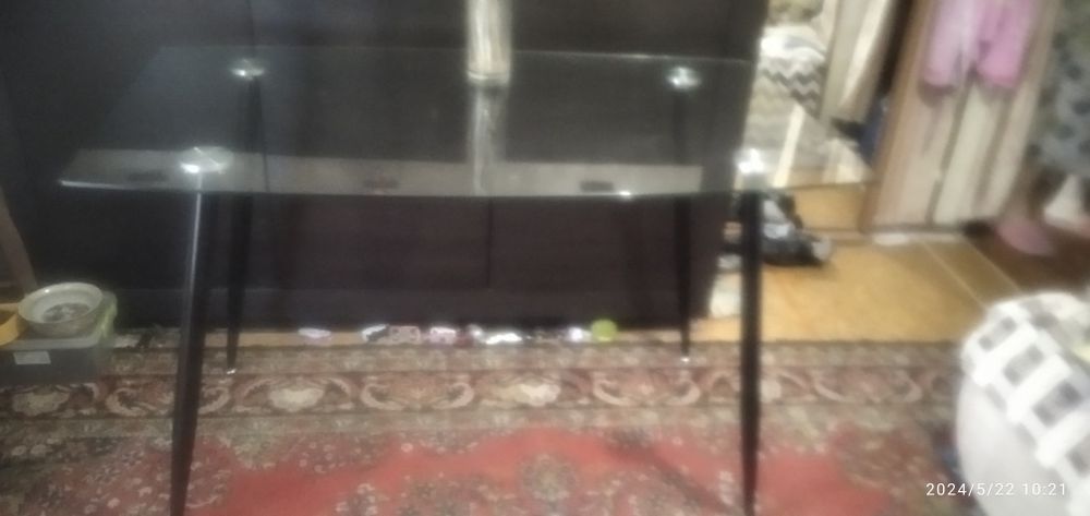 Продам стеклянный стол