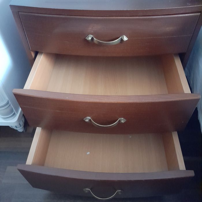 Комод та прикроватні тумби