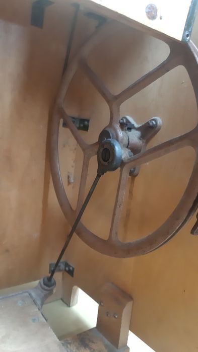 Швейная машинка ножная, состояние хорршее