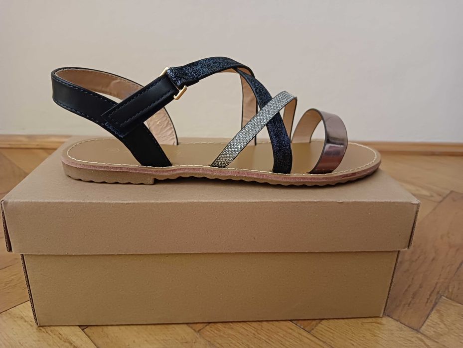 Sandałki dziewczęce