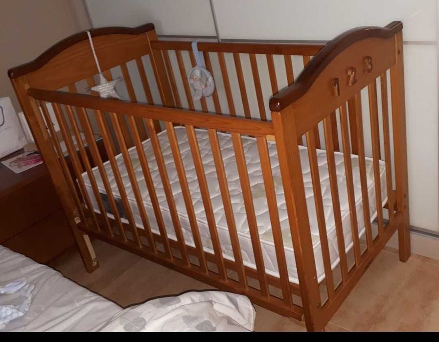 Cama e colchão de bebé