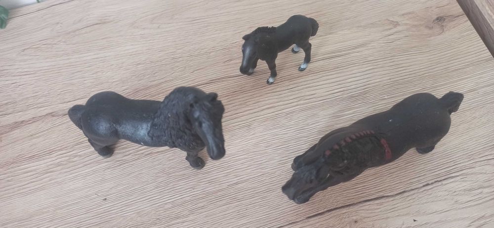 Zestaw rodziny koni fryzyjskich Schleich.