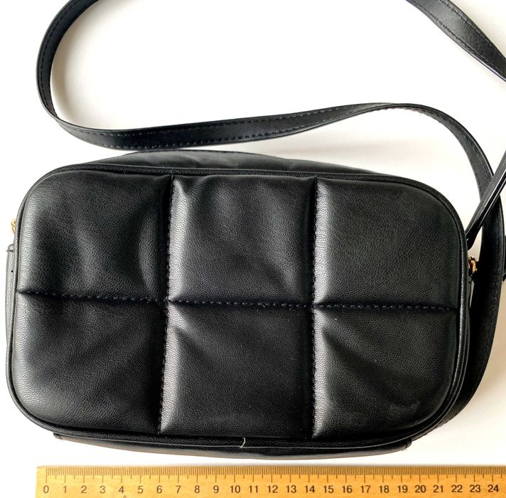 Чорна стьобана сумка-кросбоді H&M.