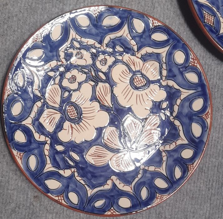 Pratos cerâmicos pintados à mão