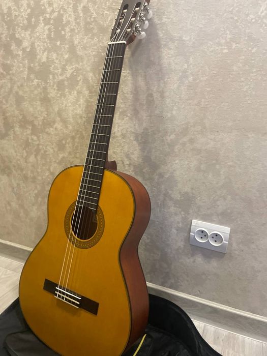 Продам класичну гітару Yamaha CG122MS.