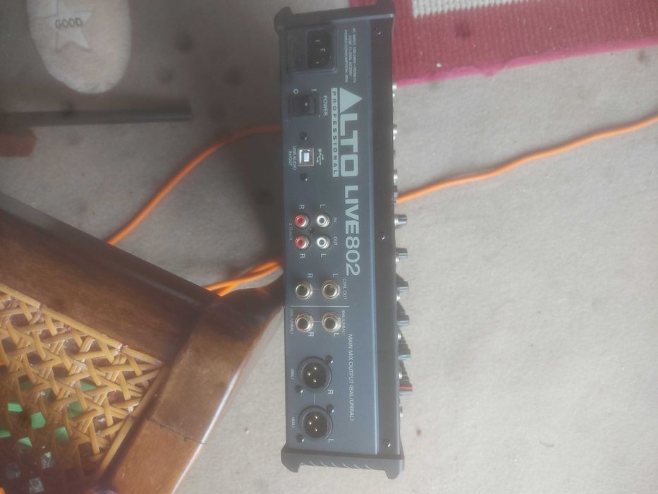 Mesa de Mistura Alto live 802 como nova