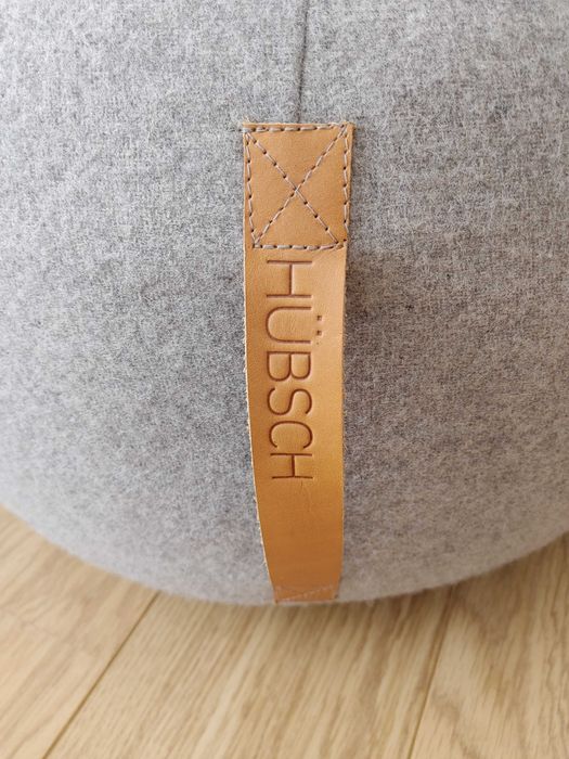 Pufe cor cinza, com pega em couro natural - Hubsch