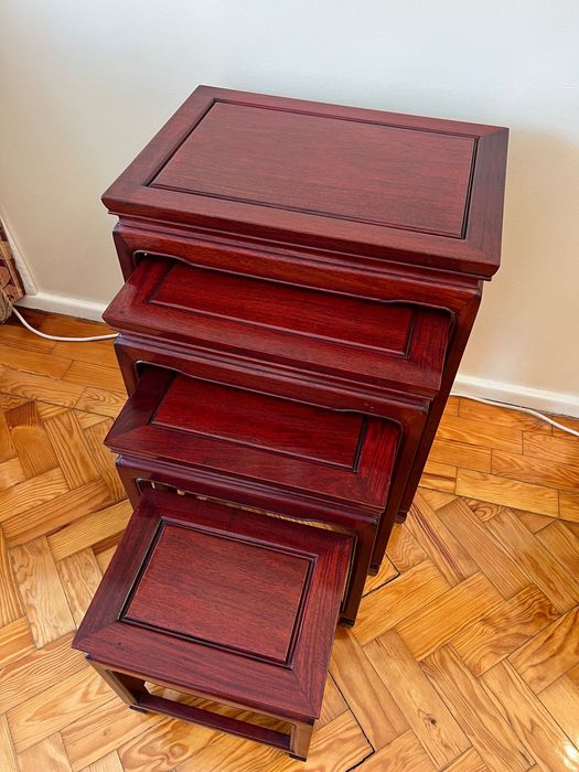 Conjunto de 4 mesas mãe de apoio de madeira