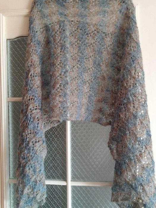 Szal ażurowy robiony na drutach