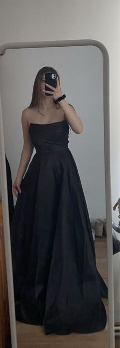 Czarna suknia balowa