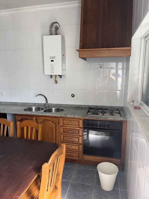 Alugo Casa T2 ( Ler Descrição)