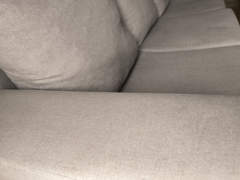 Sofá bege com chaise longue