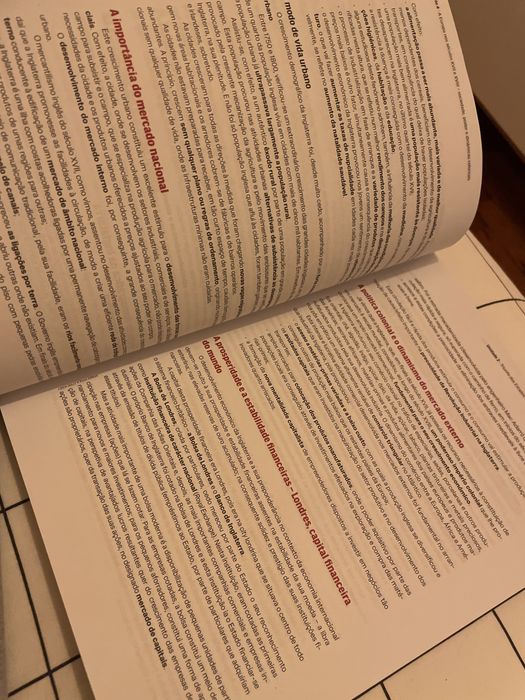 Livro de preparação exame História A porto editora