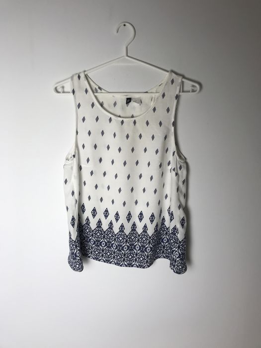 Biała krótka bluzka, crop top z wiskozy granatowe wzory H&M