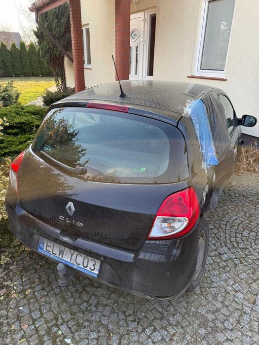 Reno Clio III 1,2 z 2010 roku, uszkodzony.