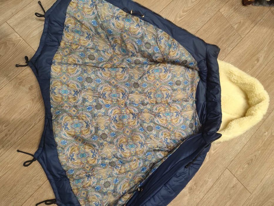 Куртка жіноча з капюшоном з вовни