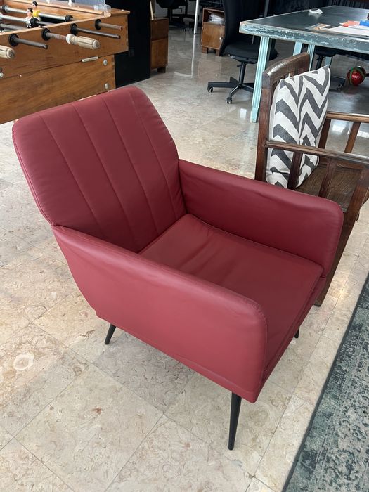 Cadeira Estofada Vermelha em Pele Sintética – Moderna e Confortável