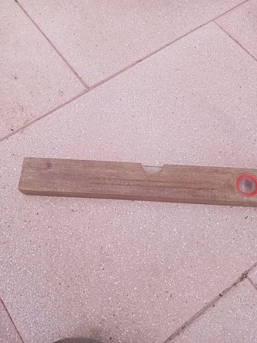 Nível antigo  de madeira