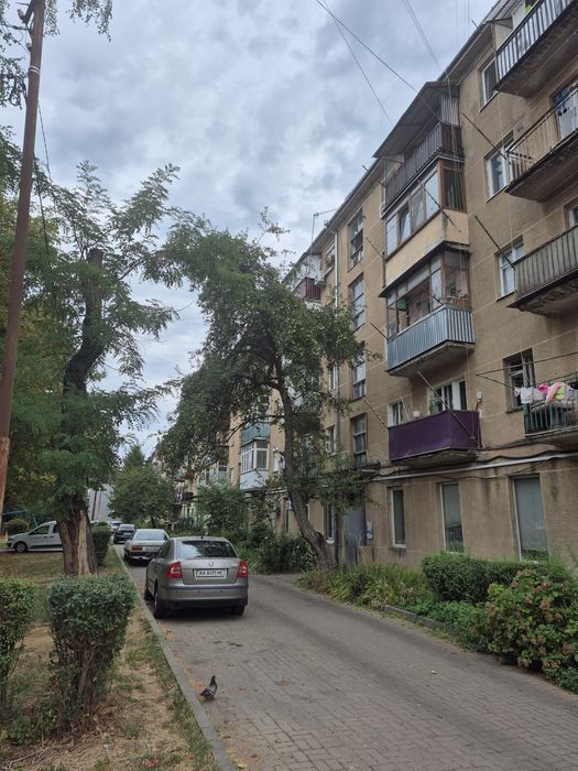 Здається кімната в квартирі центр для жінок.