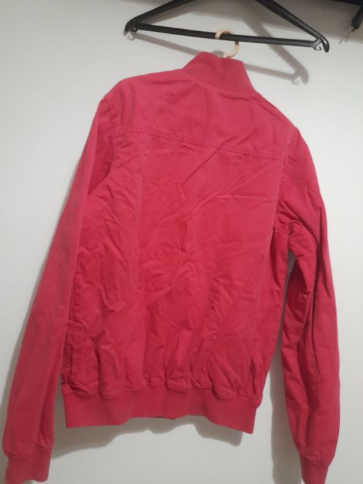 Blusão vermelho usado.