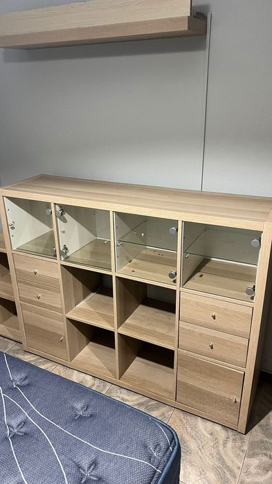 Móvel IKEA KALLAX com Portas em Vidro e Gavetas – Nunca Usado