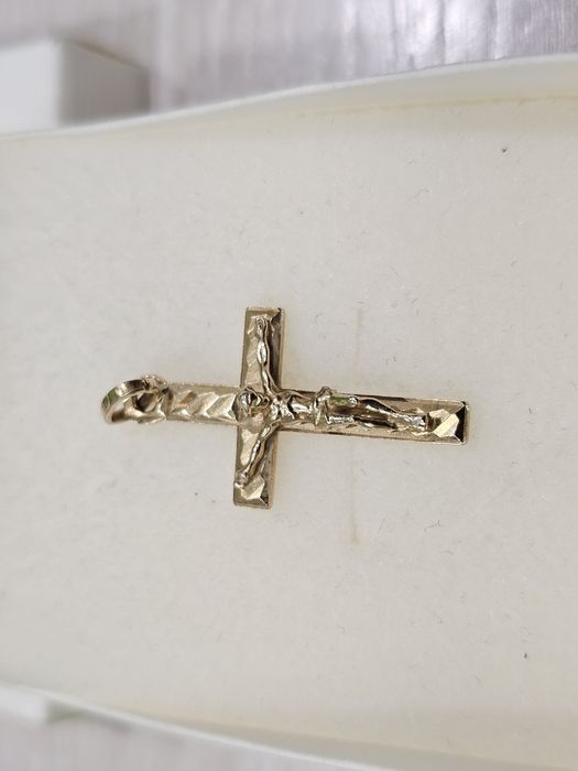 ZŁOTY MĘSKI KRZYŻYK zdobiony z wizerunkiem PR 585