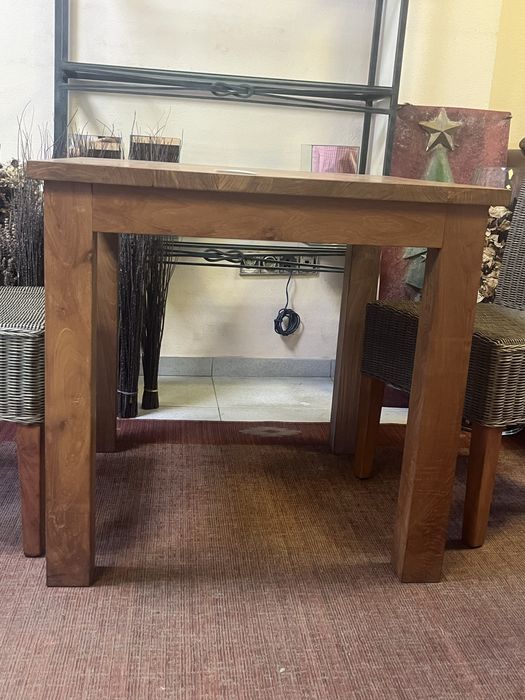 Mesa de madeira maciça 80x80 + 2 cadeiras