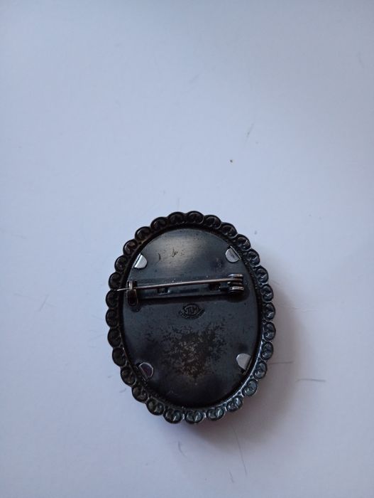 Broszka metalowa Vintage Thomas L Mott