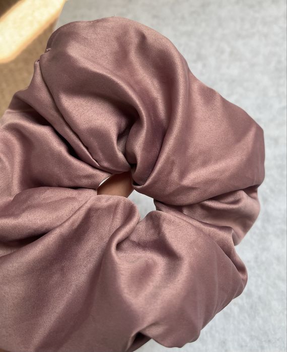 Sinsay duża satynowa gumka do włosów scrunchie pudrowy róż