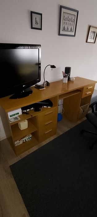 Secretária e cadeira