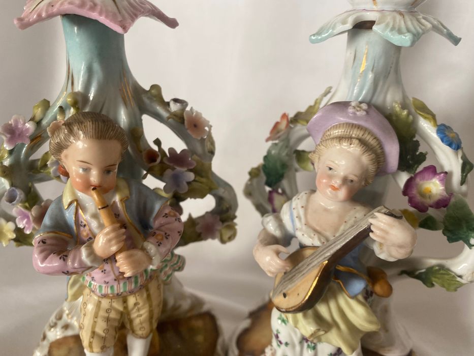 Par de castiçais em porcelana da Dresden