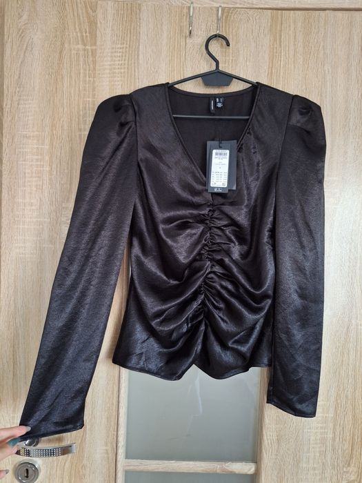 Czarna ala satynowa bluzka długi rękaw marszczona vero moda s 36
