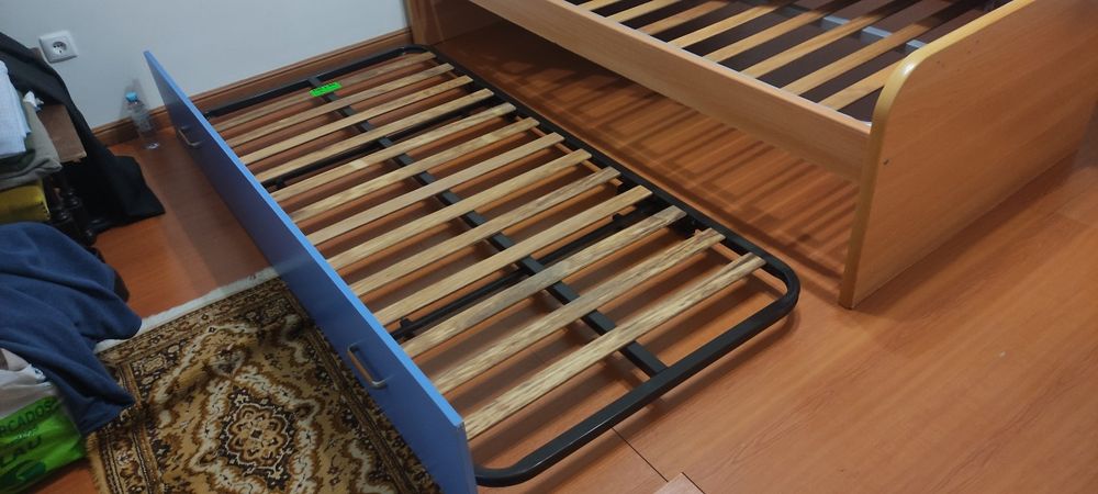 Cama de madeira com 190x90 de solteiro