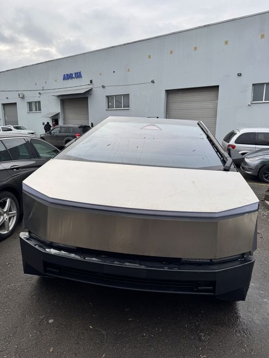 Ремонт та відновлення Tesla CyberTruck