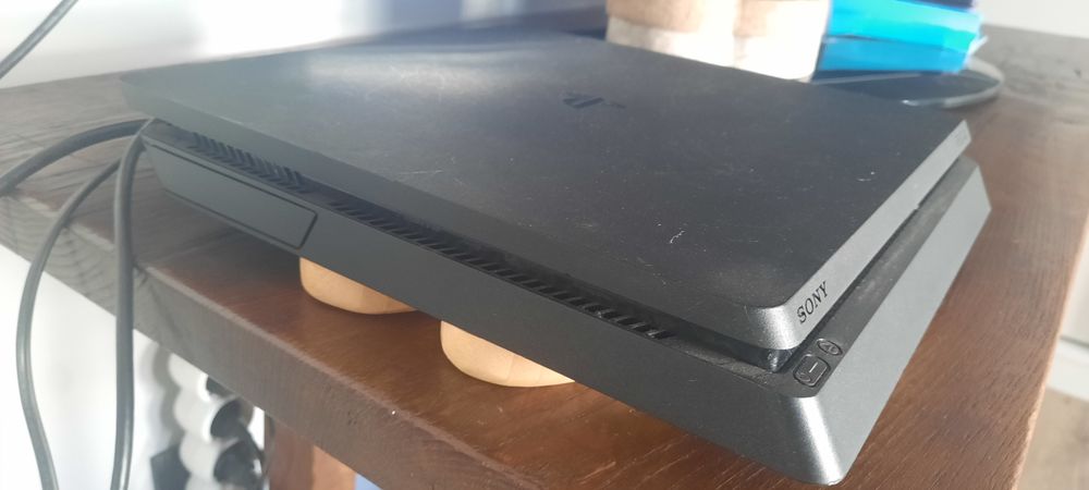 Playstation 4  slim + 2 comandos