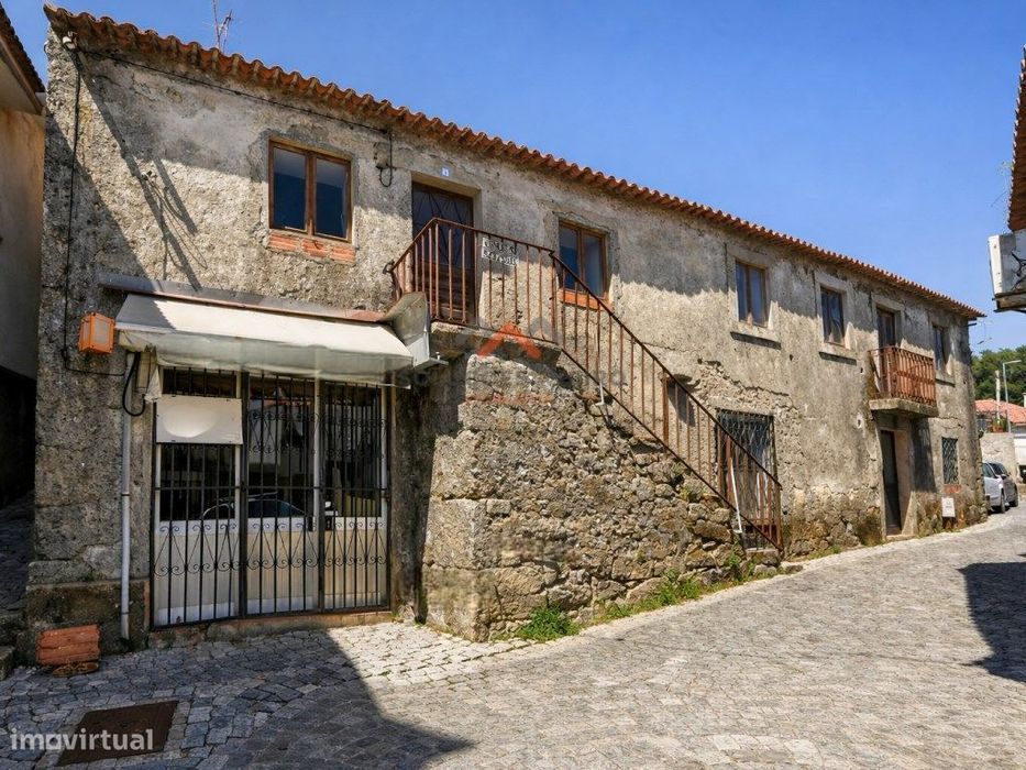 Moradia T4 com Espaço Comercial