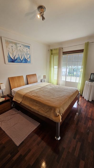 Cama de casal moderna com colchão 160x200 e 2 mesas de cabeceira