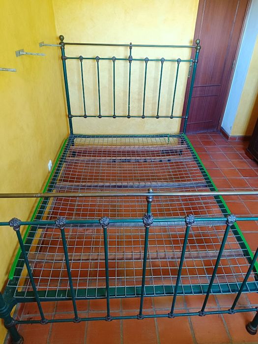 Cama de casal antiga em ferro