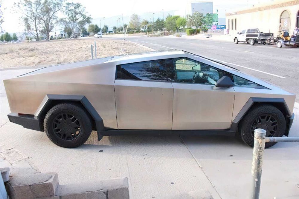 Tesla Cybertruck      2024