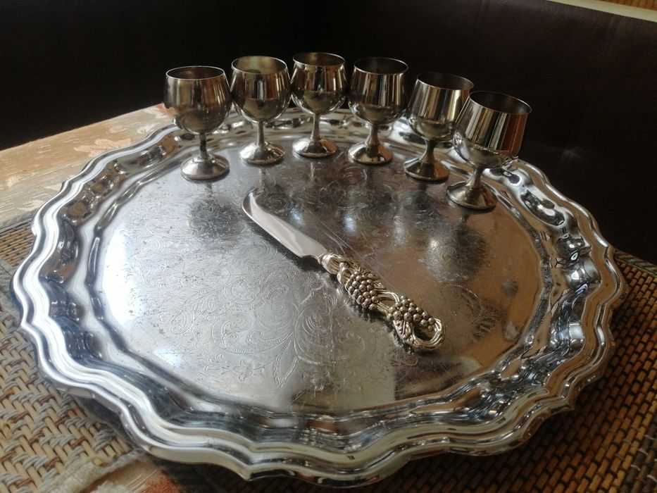Продам піднос-тая, з чарками та НОЖЕМ. МНЦ. СССР