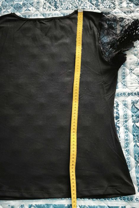 T-shirt Preta Elegante com Mangas de Renda Tamanho XL