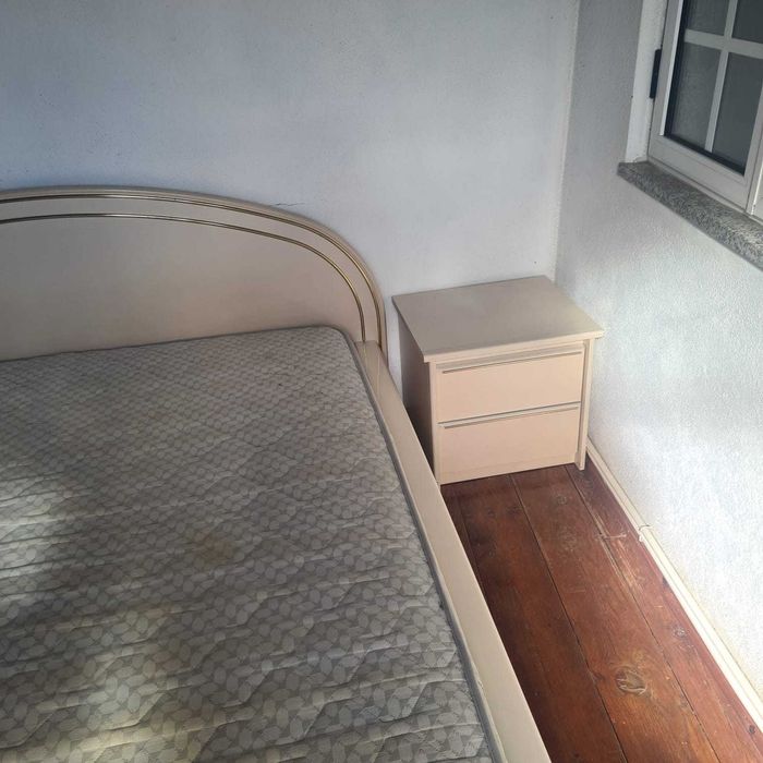 Quarto de casal com mesas de cabeceira