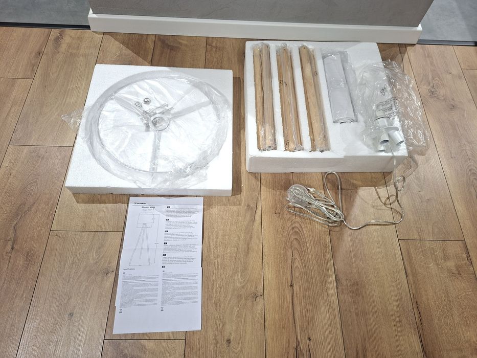 Lampa stojąca trójnóg z białym abażurem