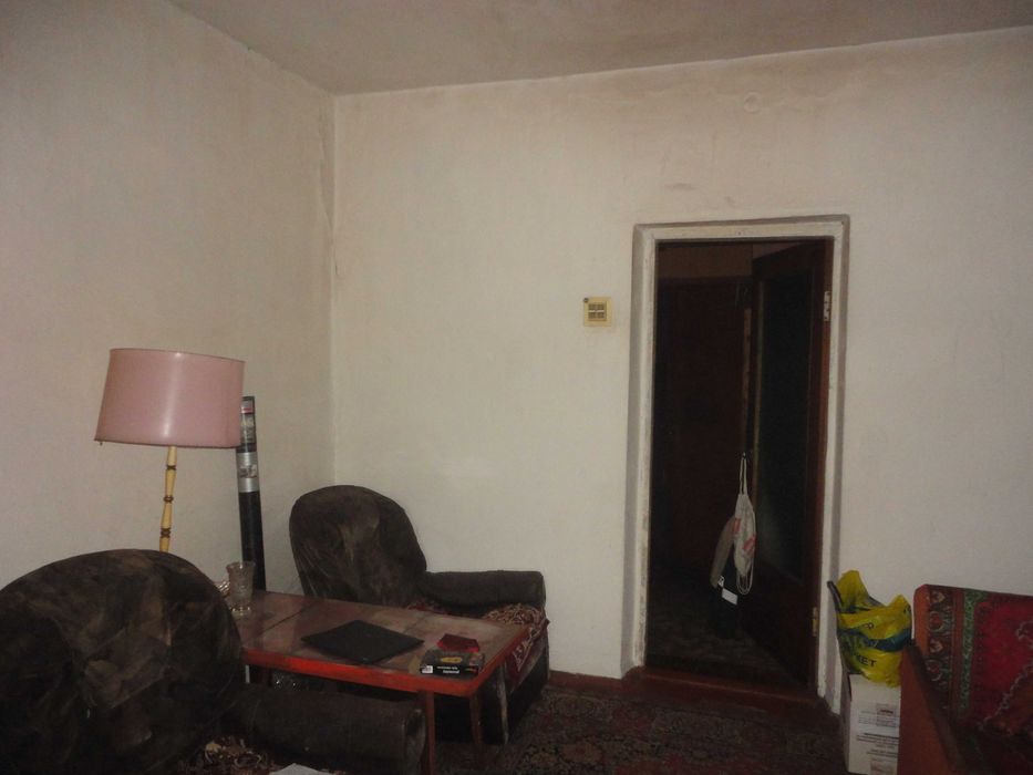 окрема кімната в оренду 20кв.м та гараж 25кв. м. в селі в будинку.