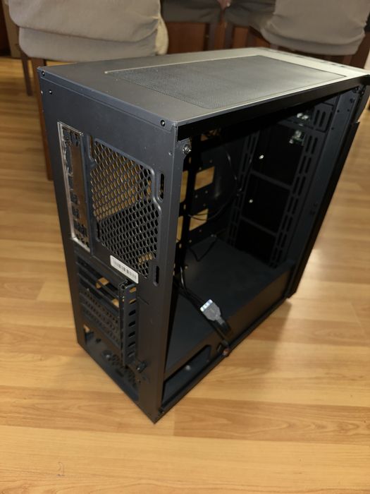 Caixa Gigabyte Mid-Tower C200 Preta