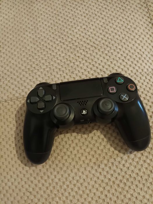 PS4 PRO 1Tb+1 comando+7 jogos